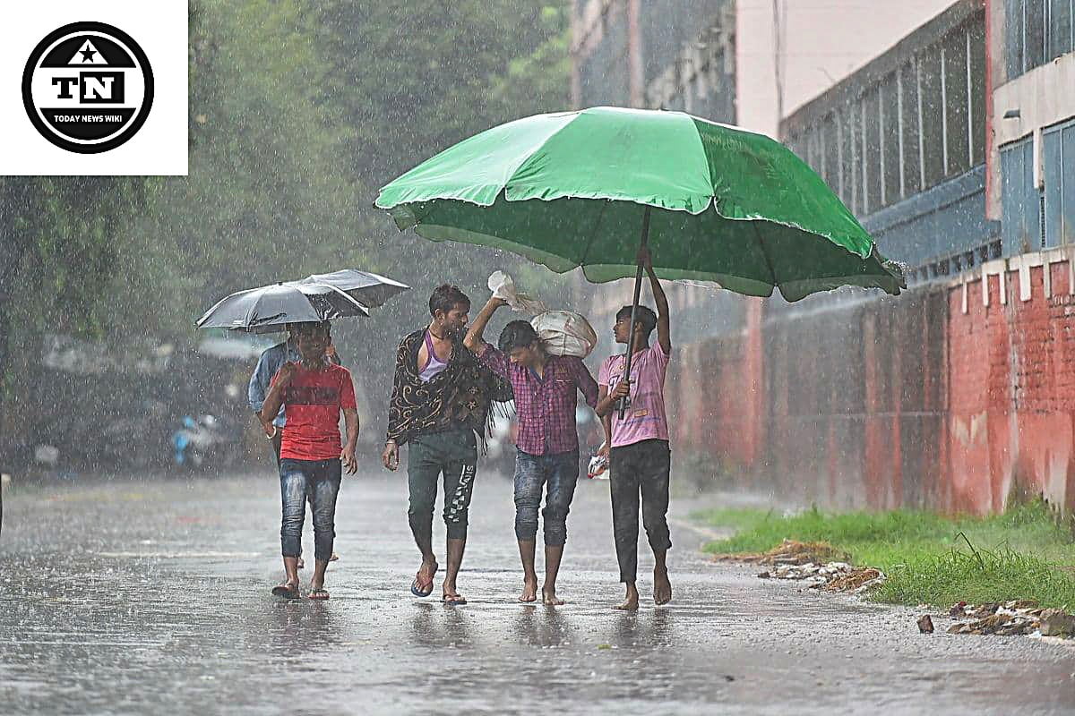 अगले चार से पांच दिनों के दौरान महाराष्ट्र के कई इलाकों में भारी बारिश की संभावना के कारण शनिवार को भारत मौसम विज्ञान विभाग (आईएमडी) ने मुंबई के लिए पीला नोटिस जारी किया।